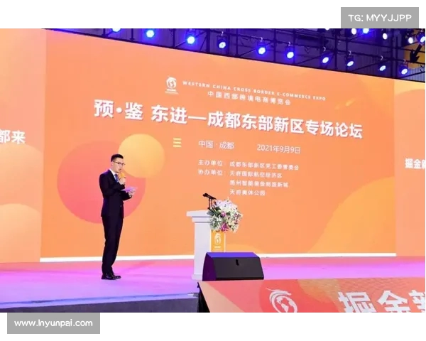 有心了！成都蓉城俱乐部赛后特别邀请阿姨登场，与球员一同谢场传递温情