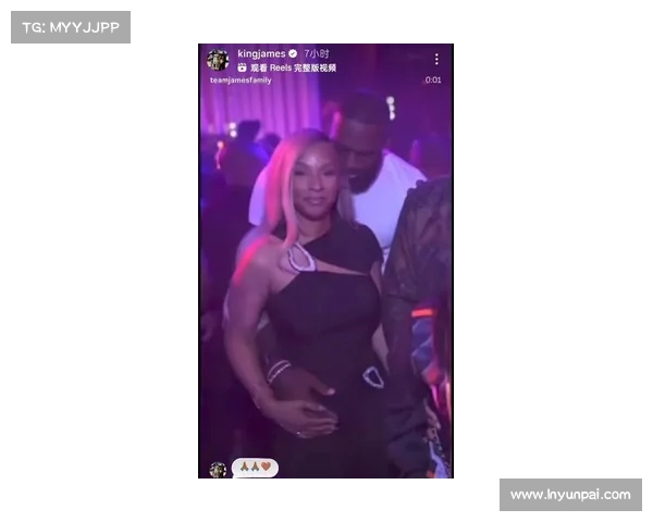 詹姆斯与利拉德观战WNBA赛场，王冠献给妻子展现甜蜜恩爱瞬间(利拉德祝贺詹姆斯夺冠)